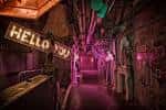 Pasillo subterráneo con iluminación de neón y decoración estilo industrial