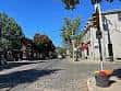 Calle empedrada en Germantown Pike con semáforo y fachadas tradicionales