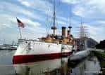 Barco histórico USS Olympia atracado frente al museo en el puerto de Filadelfia