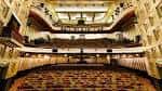 Interior del auditorio del Savoy Theatre con butacas y balcones ornamentados