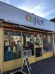 Fachada de la librería Caper en Oxford con letrero colorido y escaparate