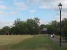 Vista panorámica del parque Clapham Common con áreas verdes y caminos