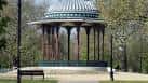 El Bandstand histórico de Clapham Common rodeado de árboles
