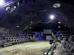 Interior del auditorio con butacas y escenario en configuración de sala negra
