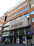 Vista exterior diurna del Soho Theatre con su fachada de ladrillo y letrero 'theatre'