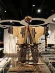 Exposición interior en Japan House London con escultura tradicional japonesa