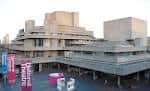 Vista exterior del National Theatre en Londres durante el día