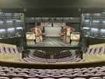 Interior del auditorio principal con escenario y butacas