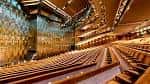 Interior del Barbican Theatre con butacas y escenario iluminado