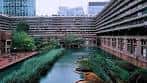 Vista exterior del canal y fachada del Barbican Centre en Londres