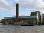 Vista panorámica del Tate Modern desde el Támesis con su icónica chimenea