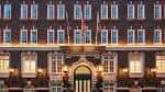 Fachada iluminada del Great Scotland Yard Hotel en Londres durante la noche