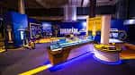 Interior del centro de ciencia W5 con exhibiciones interactivas y diseño moderno