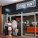 Entrada exterior del local Escape Hunt en Birmingham con clientes esperando