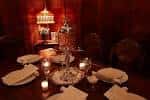 Mesa de cena elegante con velas y decoración sofisticada