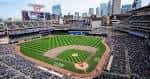 Vista panorámica del campo de béisbol con la ciudad de Minneapolis al fondo