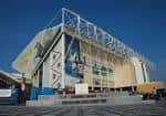 Fachada exterior moderna del estadio bajo un cielo despejado