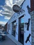 Fachada exterior de Taste Wine Bar and Market con ambiente urbano