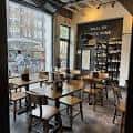 Sala de comedor con mesas y sillas junto a ventana grande