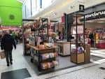 Interior del centro comercial con tiendas y pasillos comerciales