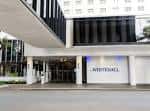 Entrada principal del hotel Whitehall Houston con letrero visible