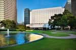Vista exterior del Whitehall Houston con jardín y fuente en primer plano