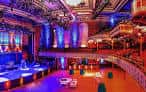 Evento en el Tabernacle con iluminación azul y decoración moderna