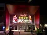 Fachada exterior del Coca-Cola Roxy en Atlanta con iluminación nocturna y letrero luminoso