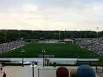 Vista panorámica del estadio con espectadores en las gradas