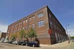 Fachada lateral del loft en Minneapolis con estacionamiento frente al edificio