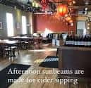 Interior acogedor del taproom con mesas y luz natural