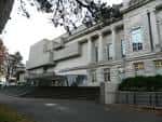 Vista exterior del Ulster Museum con su fachada clásica y la extensión moderna