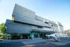 Fachada contemporánea del museo bajo un cielo despejado