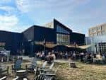 Vista exterior diurna del Other Half Brewing con terraza y mesas al aire libre