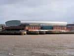 Vista exterior del Hill Dickinson Stadium desde el río Mersey