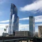 Cira Centre South visto desde la calle, mostrando su diseño moderno y entorno urbano