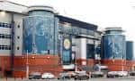 Vista exterior del Hampden Park con su distintiva fachada de ladrillo y estructuras cilíndricas azules