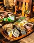 Tabla de quesos y vinos servida en el interior del establecimiento