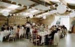 Interior del salón de eventos durante una recepción con invitados sentados a las mesas