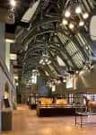 Espacio interior amplio con techo estructural metálico, ideal para exposiciones o eventos culturales