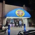 Entrada principal del Philly SkatePlex con toldo azul y logo iluminado