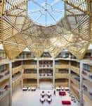 Interior del atrio central con techo de madera y estructura geométrica