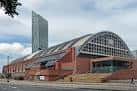 Vista exterior del Manchester Central Arena con su característica cubierta arqueada y fachada de ladrillo rojo
