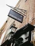 Letrero exterior de The Bay Horse Tavern en Manchester