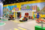 Interior del museo con zona de juegos infantiles y murales coloridos
