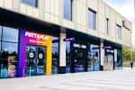 Fachada exterior de los locales comerciales del centro The Springs con tiendas como Paddy Power