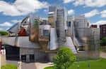Vista exterior del Weisman Art Museum con su distintiva arquitectura metálica y formas curvas