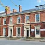 Fachada principal del Swarthmore Education Centre en Leeds
