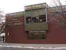 Vista exterior de la Biblioteca Regional Noroeste Joseph E. Coleman en invierno