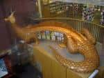 Escultura de dragón dorado en el interior de la biblioteca
